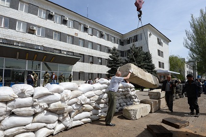 Украинские военные штурмуют город Константиновка
