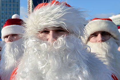 Хор Дедов Морозов заберется на елку