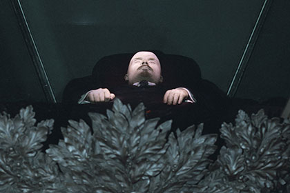 Тело Ленина в Мавзолее переоденут в новый костюм