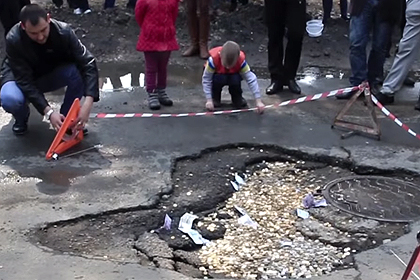 В Приморье дорожную яму засыпали деньгами