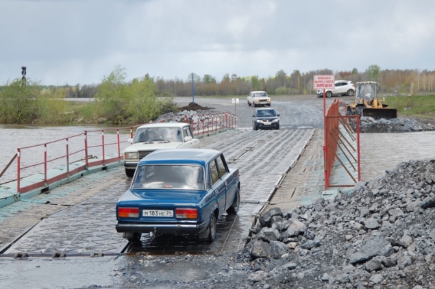 Установлен понтонный мост через реку Чулым