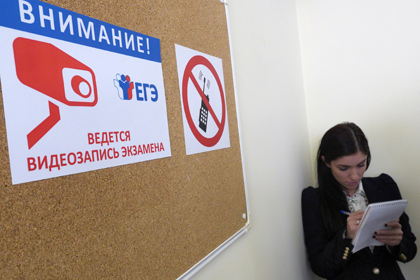 В Севастополе школьница пронесла на ЕГЭ спрятанный в прическе телефон