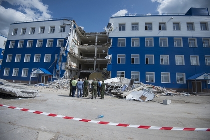 Следствие установило связь между ремонтом и обрушением казармы в Омске