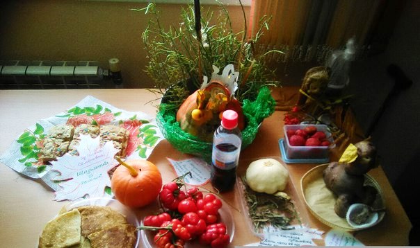 В досуговом центре ветеранов города Ачинска сегодня звучали песни, стихи и поздравления