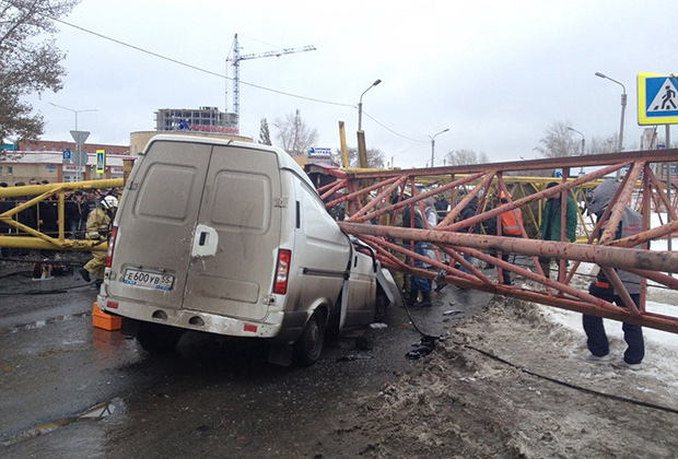 Упавший башенный кран задавил двух человек в Омске
