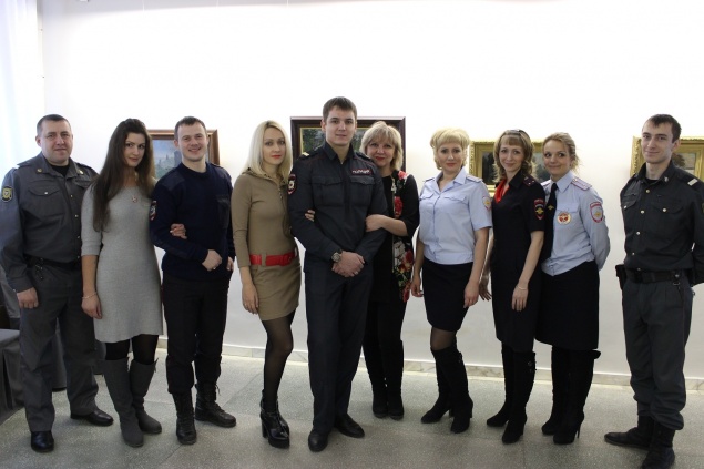 Полицейские Ачинска познакомились с картинами русских художников