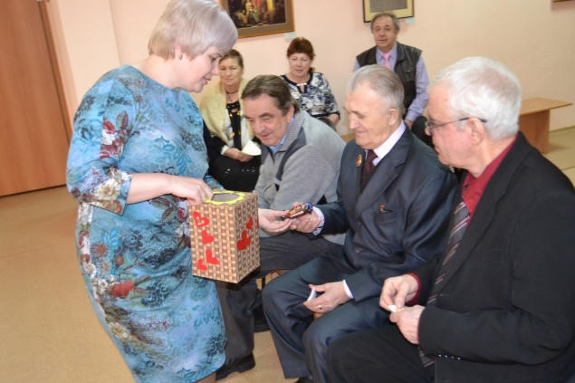 В центре досуга ветеранов прошла праздничная программа "За мужчин!", посвященная Дню защитника Отечества