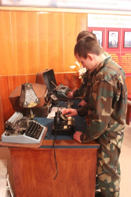 Неделя мужества: ачинские кадеты познакомились с экспонатами полицейского музея