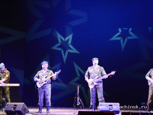 В Ачинске прошел концерт ансамбля «Голубые береты»