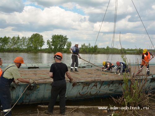 В Ачинске началась установка понтонного моста через Чулым