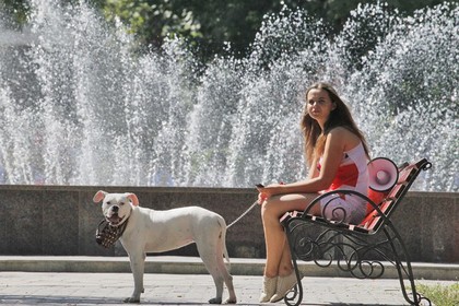 Россиянам рекомендовали в жару есть меньше мяса и не одеваться в темное
