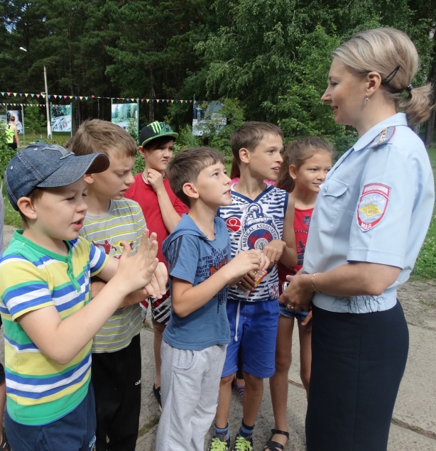 Дорожные полицейские проводят профилактическую работу в летних лагерях