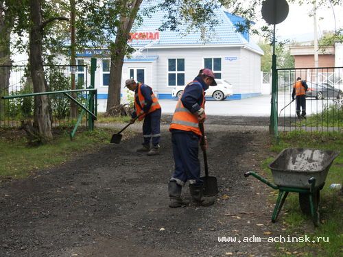 В Ачинске ведутся работы по благоустройству прилегающих территорий школ и детских садов