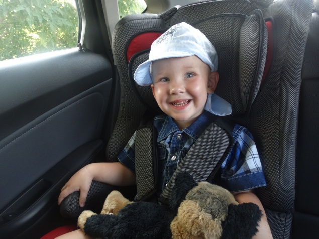 Госавтоинспекторы призывают родителей строго соблюдать правила перевозки детей в автомобилях