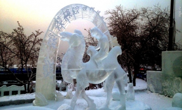 На Татышеве сделали шикарные фигуры изо льда и зовут их оценить