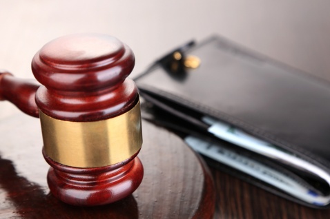 Подросток упал на движущийся автомобиль: мать отсудила у водителя 100 тысяч