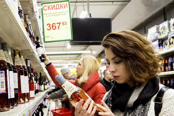 Задушить змия. Депутаты предложили запретить скидки на алкоголь.