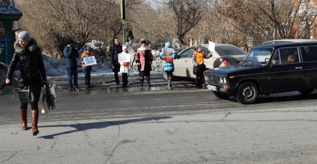 Госавтоинспекторы и юные инспектора движения в Ачинске провели флешмоб «Сохрани себе жизнь»