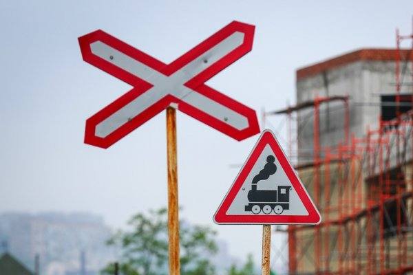 На железнодорожном переезде в Тарутино автомобиль  столкнулся с грузовым составом