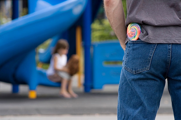 Бессилие ягнят. Как педофилы склоняют детей на откровенные фотосессии