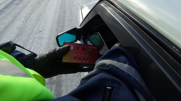 Дорожные полицейские в Ачинске усиливают контроль за водителями автомобилей с тонированными стеклами