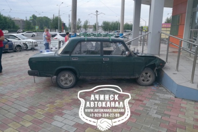Водитель ВАЗа потерял сознание из-за жары и врезался в торговый центр