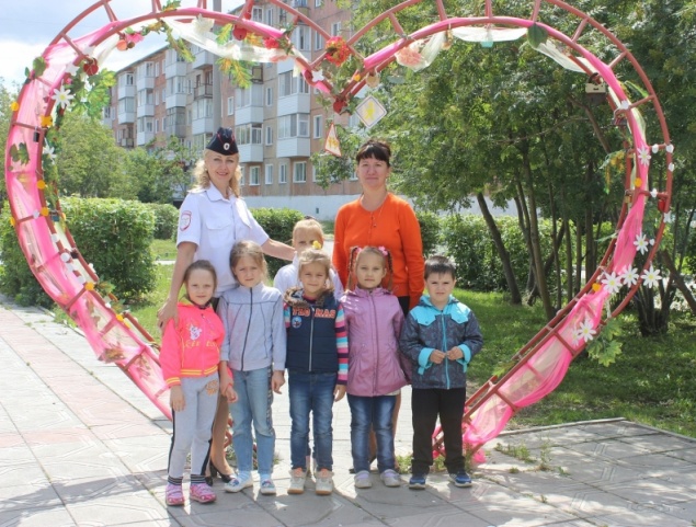 Инспекторы ГИБДД и дети украсили стелу для молодожен «Светоотражающими» ромашками