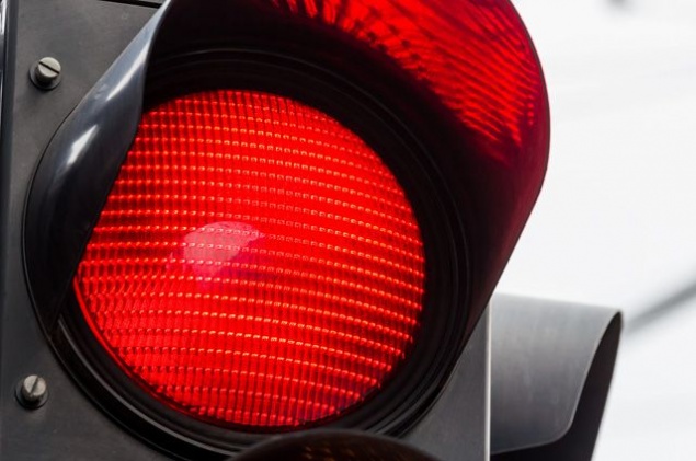 Сотрудники ГИБДД разъясняют правила проезда регулируемого перекрестка в случае отключения светофоров