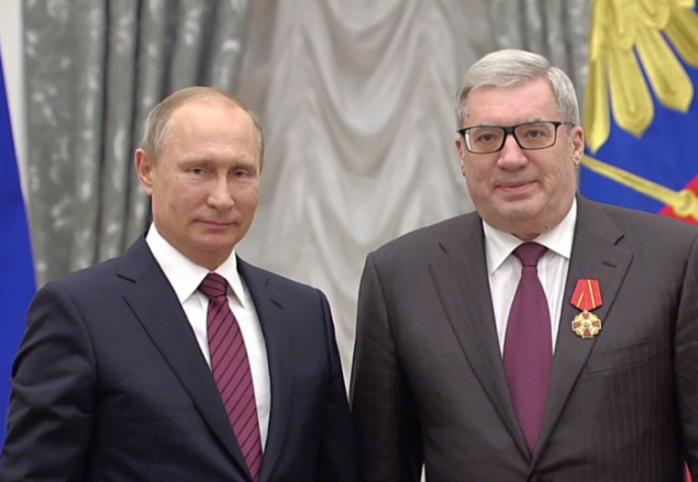 Путин в торжественной обстановке вручил орден экс-губернатору края Виктору Толоконскому