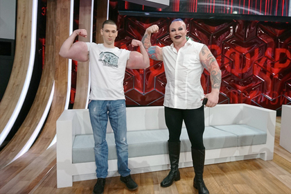 К Малахову пришли обладатель рук-базук и женщина с гигантским бюстом