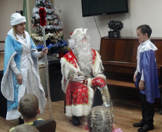 Полицейский дед мороз в Ачинске побывал в гостях у воспитанников детского дома