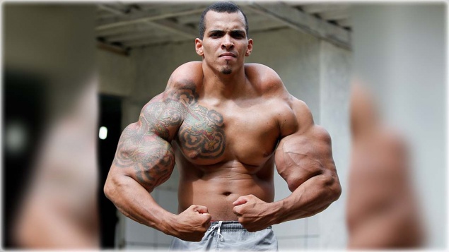 Малахова назвали больным за эфир с кумиром «рук-базук»