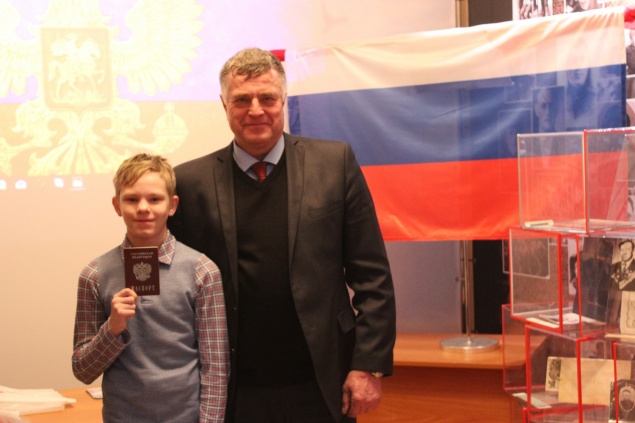 Полицейские Ачинска торжественно вручили паспорта гражданина Российской Федерации