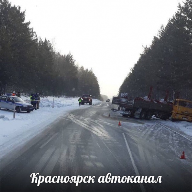 Под Красноярском столкнулись два грузовика: бензовоз перевернулся в кювет