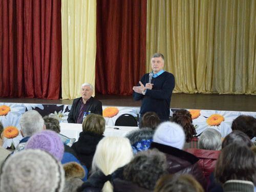 Председатель городского Совета депутатов Сергей Никитин побывал на встрече с отдыхающими в оздоровительном лагере «Сокол» ветеранами Ачинского НПЗ