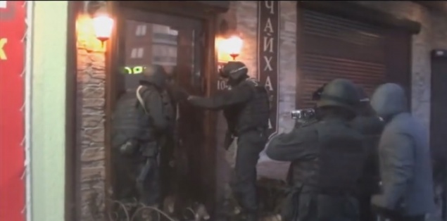 В красноярском аэропорту при посадке в самолет поймали двух террористов