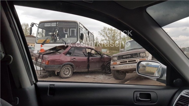 В Красноярске водитель ВАЗ при обгоне по встречке попал под автобус и погиб, еще 3 человека пострадали
