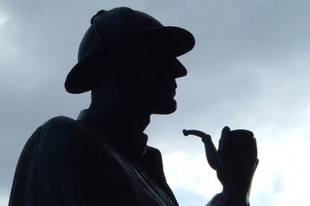 Знаменитый Холмс играет Гамлета, барды поют на набережной, а на дорогах новые перекрытия: среда в Красноярске