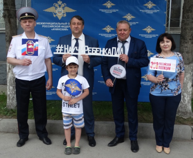 Госавтоинспекторы и общественность в Ачинске присоединились к всероссийской акции «Научи ребенка ПДД»