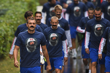 Футболисты сборной России обзавелись усами в честь дня рождения Черчесова