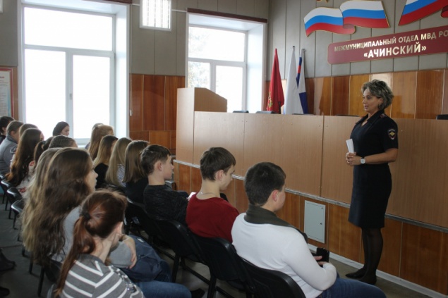Врио начальника МО МВД России «Ачинский» Сергей Макаревич провел встречу со студентами