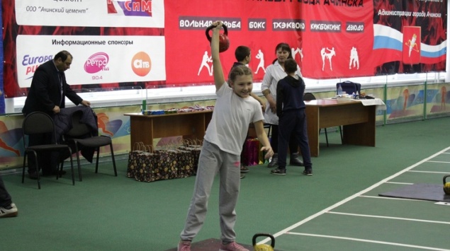 В Ачинске прошёл турнир по гиревому спорту памяти Юрия Черникова