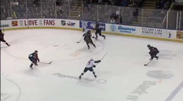 Хоккеист совершил бросок и расколол шайбу пополам