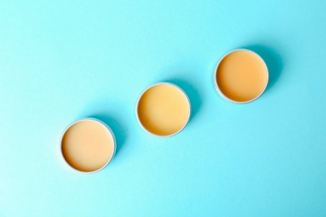 Инструкция: как выбрать бальзам для губ, который справится с повреждениями