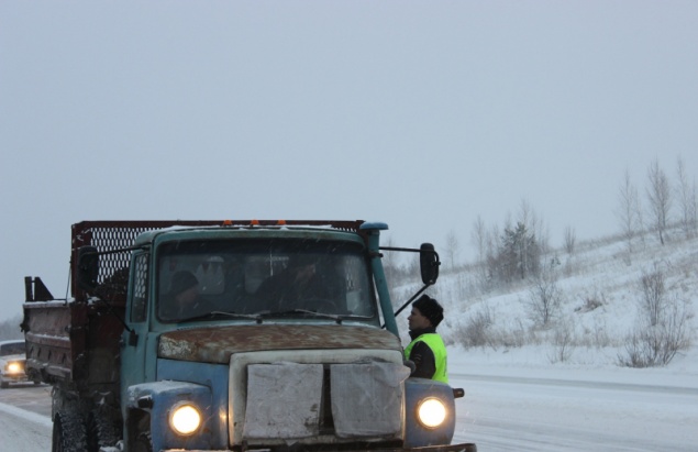 Полицейские Ачинска призывают участников дорожного движения к бдительности в условиях туманности в связи с морозами