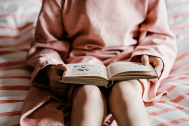 Книжный шкаф: 5 причин, почему чтение полезно для здоровья