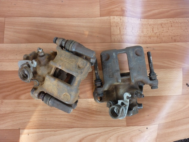 Саморегулирующийся задний тормозной суппорт с ручным тормозом (конструкция и работа)