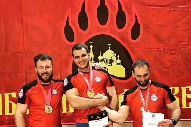 Красноярец завоевал кубок всероссийского турнира по армрестлингу «Сибирский медведь»