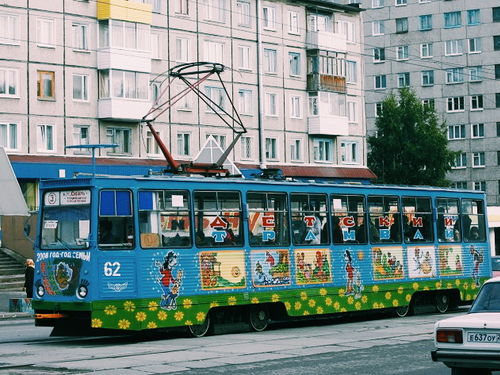 Выставка на колесах: в Ачинске в праздничном трамвае организуют экспозицию детских рисунков