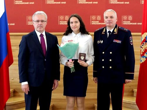 Губернатор Красноярского края вручил ачинской школьнице паспорт гражданина РФ